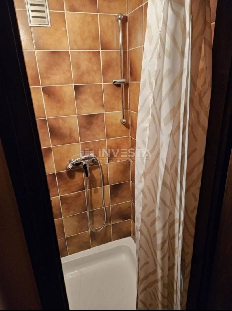 Peroj, casa a schiera abitabile con grande terrazza