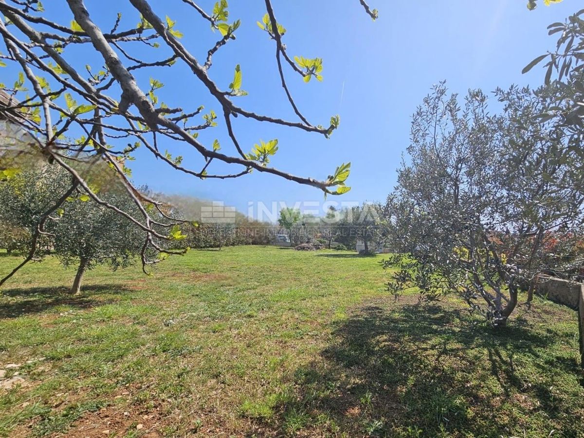 Peroj, terreno edificabile con vista mare