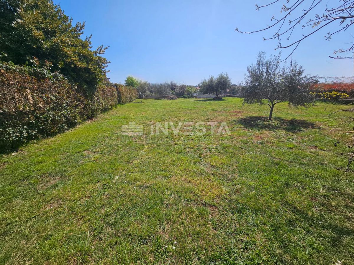 Peroj, terreno edificabile con vista mare