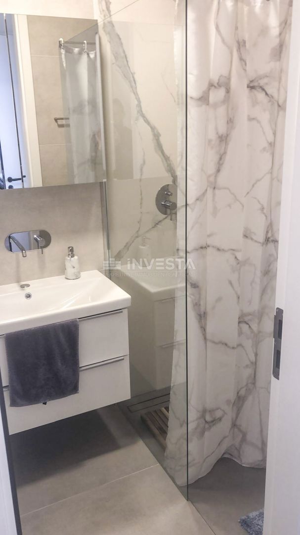 OPATIJA – appartamento di lusso con vista mare, posto auto e giardino