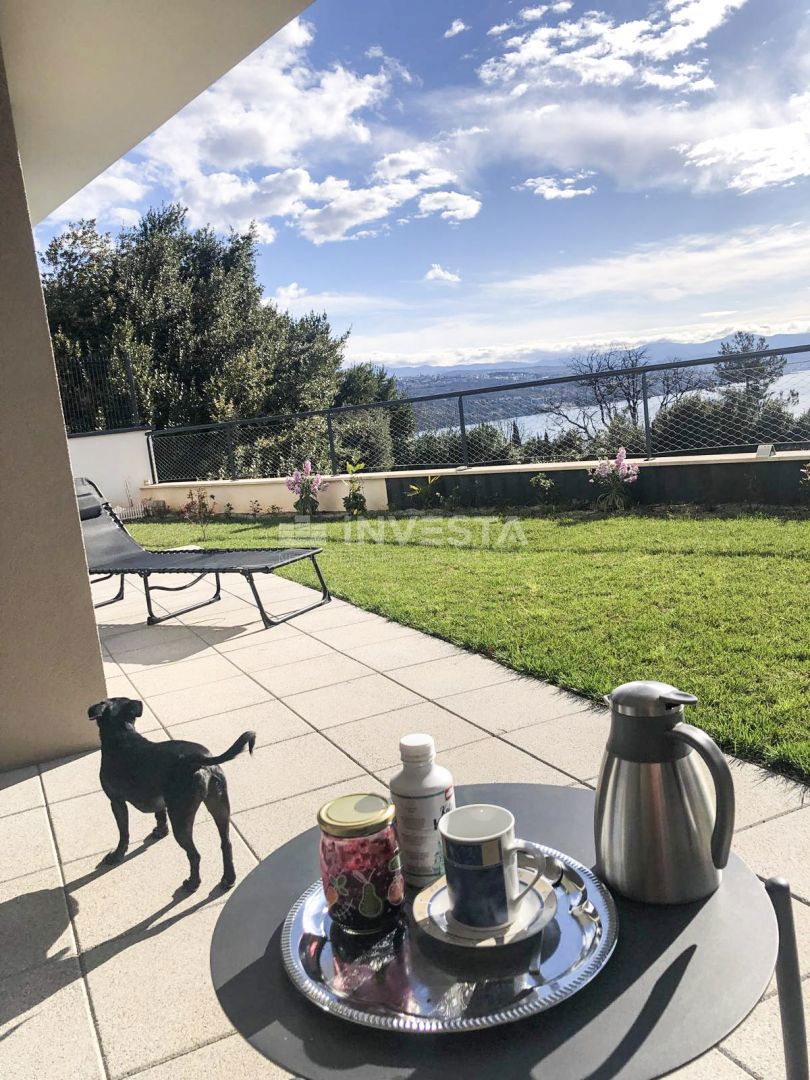OPATIJA – appartamento di lusso con vista mare, posto auto e giardino