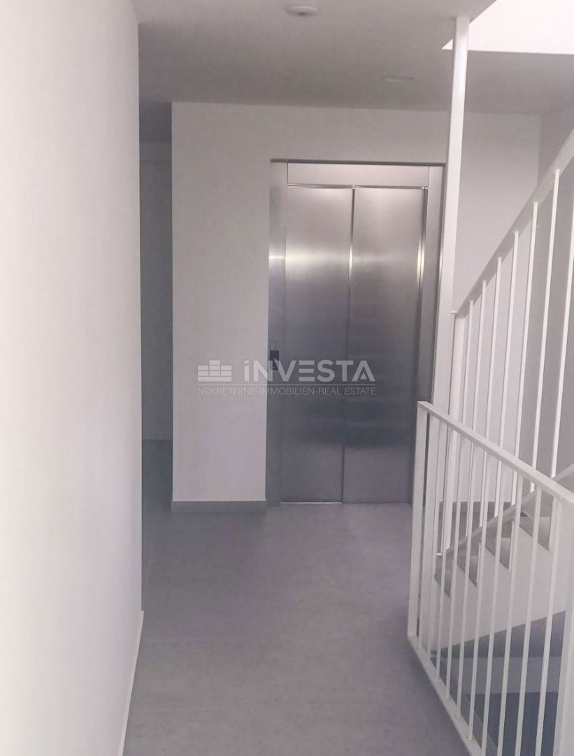 OPATIJA – appartamento di lusso con vista mare, posto auto e giardino