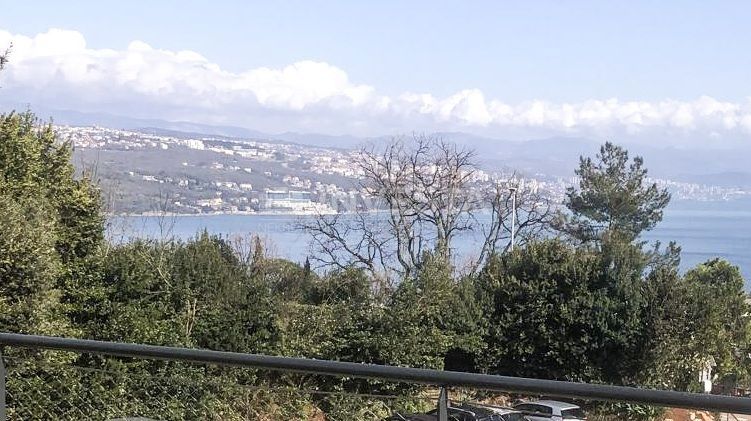 OPATIJA – appartamento di lusso con vista mare, posto auto e giardino