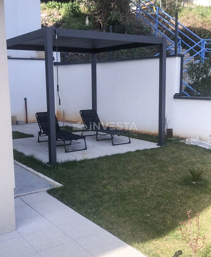 OPATIJA – appartamento di lusso con vista mare, posto auto e giardino