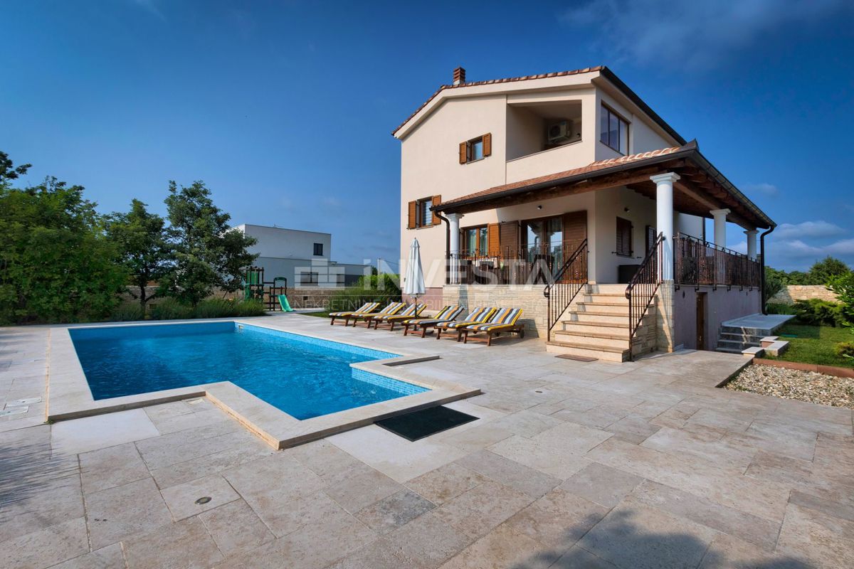 Villa spaziosa con piscina, nei pressi di Svetvinčente