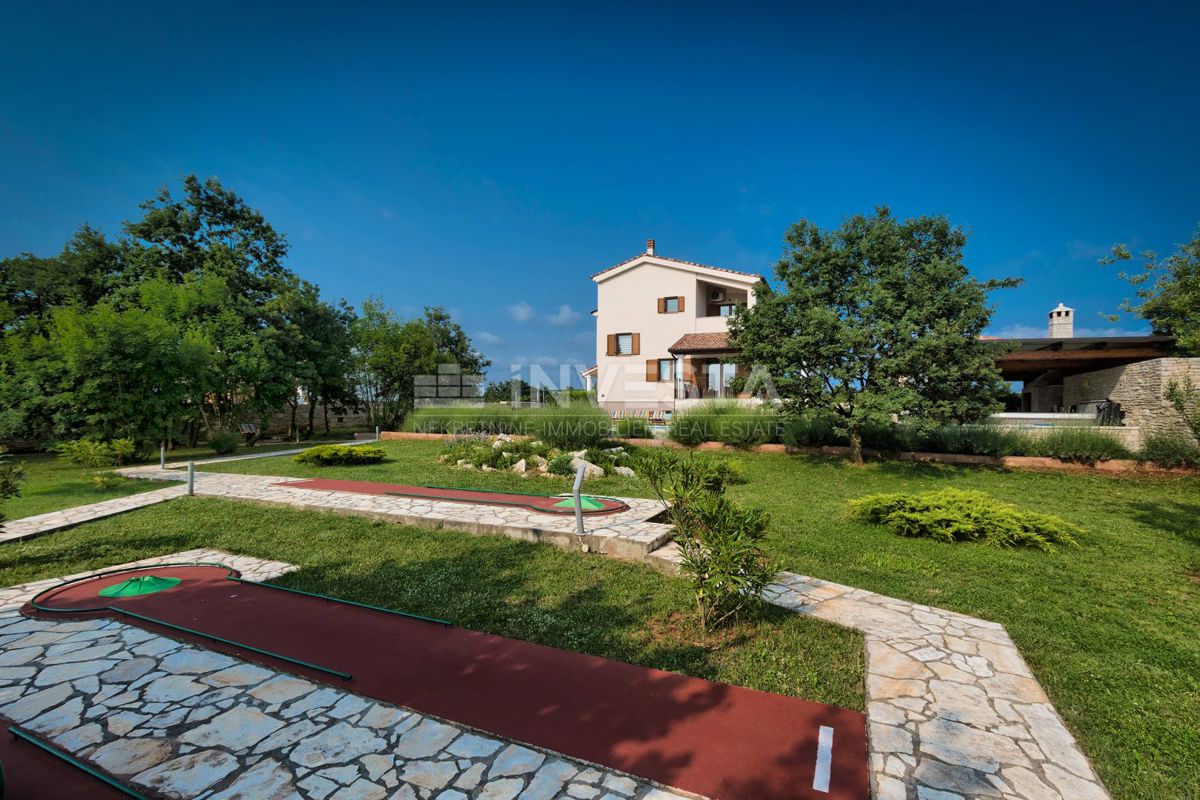 Villa spaziosa con piscina, nei pressi di Svetvinčente
