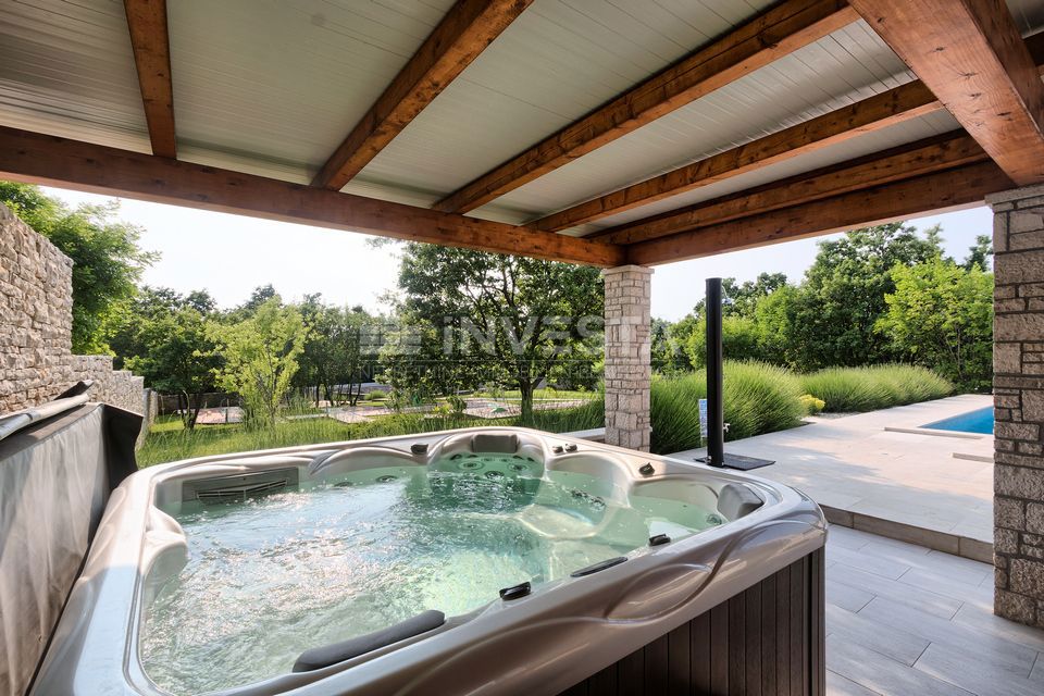 Villa spaziosa con piscina, nei pressi di Svetvinčente