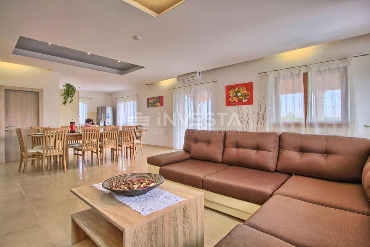 Villa spaziosa con piscina, nei pressi di Svetvinčente