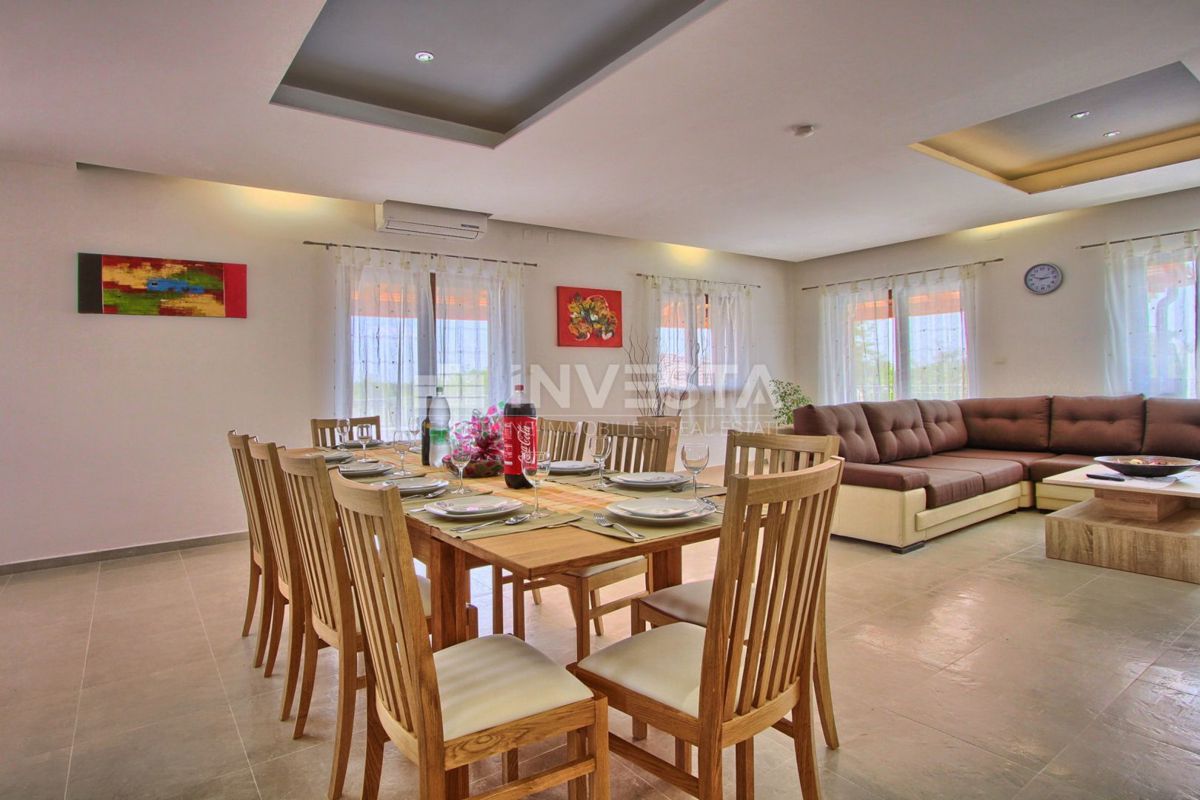 Villa spaziosa con piscina, nei pressi di Svetvinčente