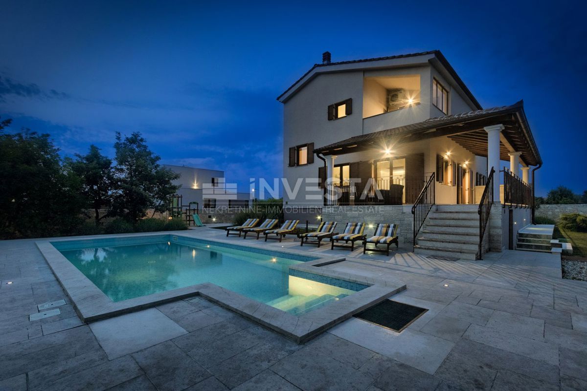 Villa spaziosa con piscina, nei pressi di Svetvinčente