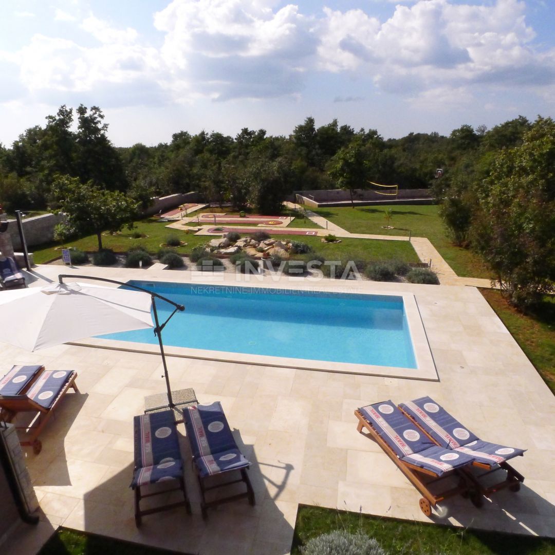 Villa spaziosa con piscina, nei pressi di Svetvinčente