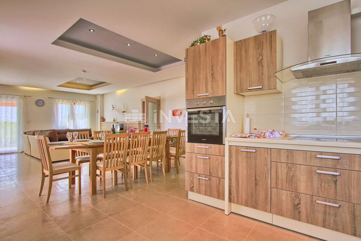 Villa spaziosa con piscina, nei pressi di Svetvinčente