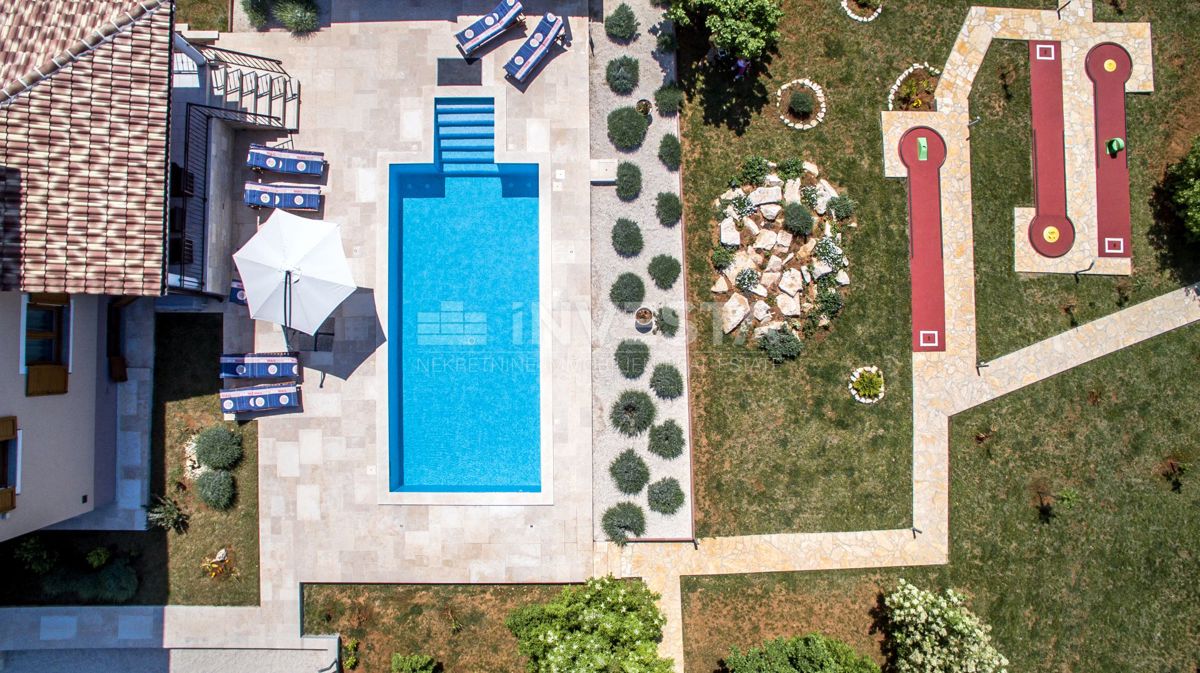 Villa spaziosa con piscina, nei pressi di Svetvinčente