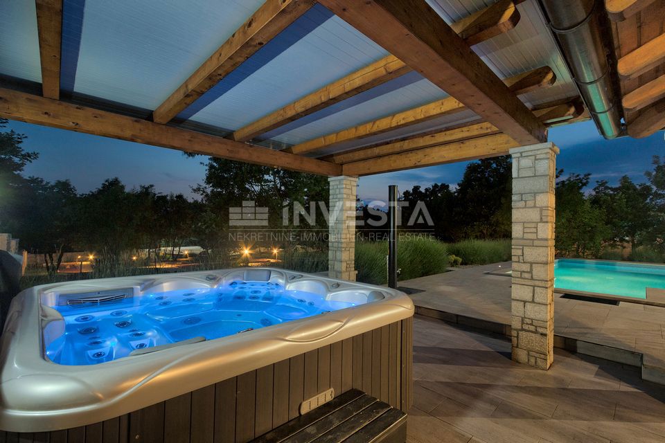 Villa spaziosa con piscina, nei pressi di Svetvinčente