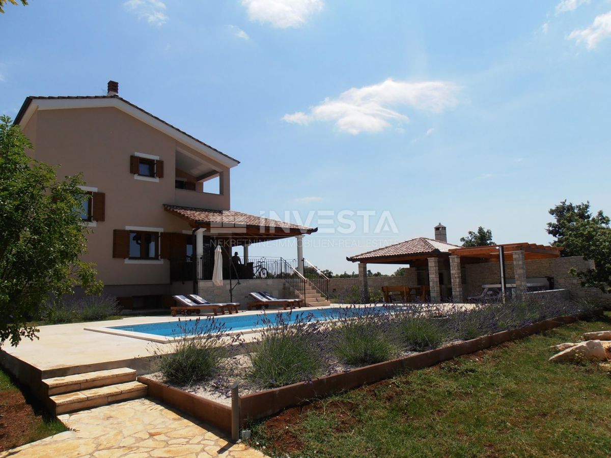 Villa spaziosa con piscina, nei pressi di Svetvinčente