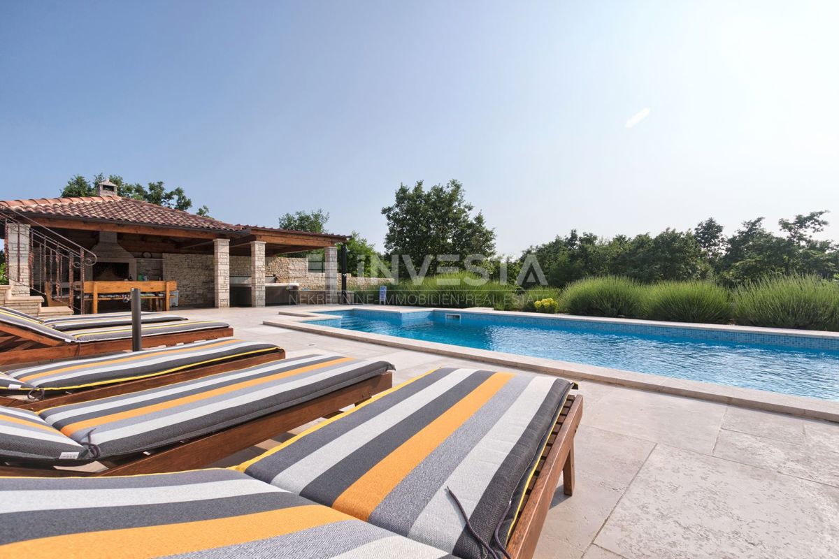 Villa spaziosa con piscina, nei pressi di Svetvinčente