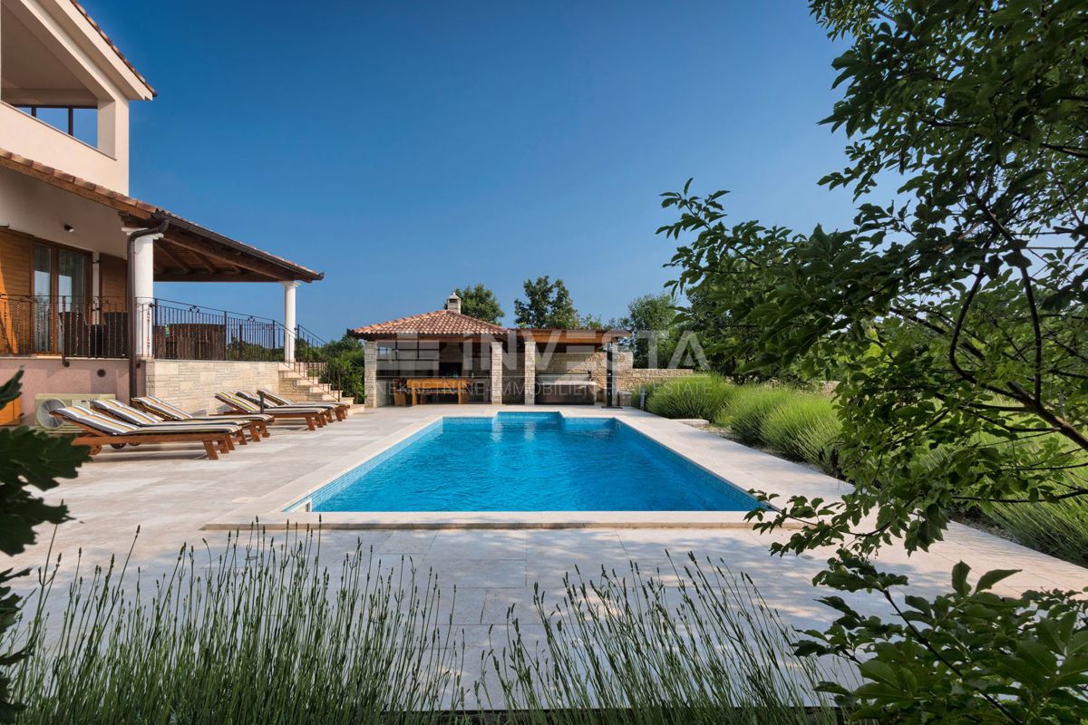 Villa spaziosa con piscina, nei pressi di Svetvinčente