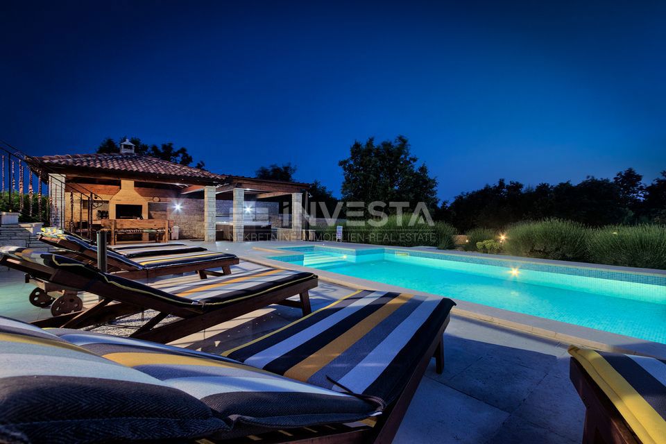 Villa spaziosa con piscina, nei pressi di Svetvinčente