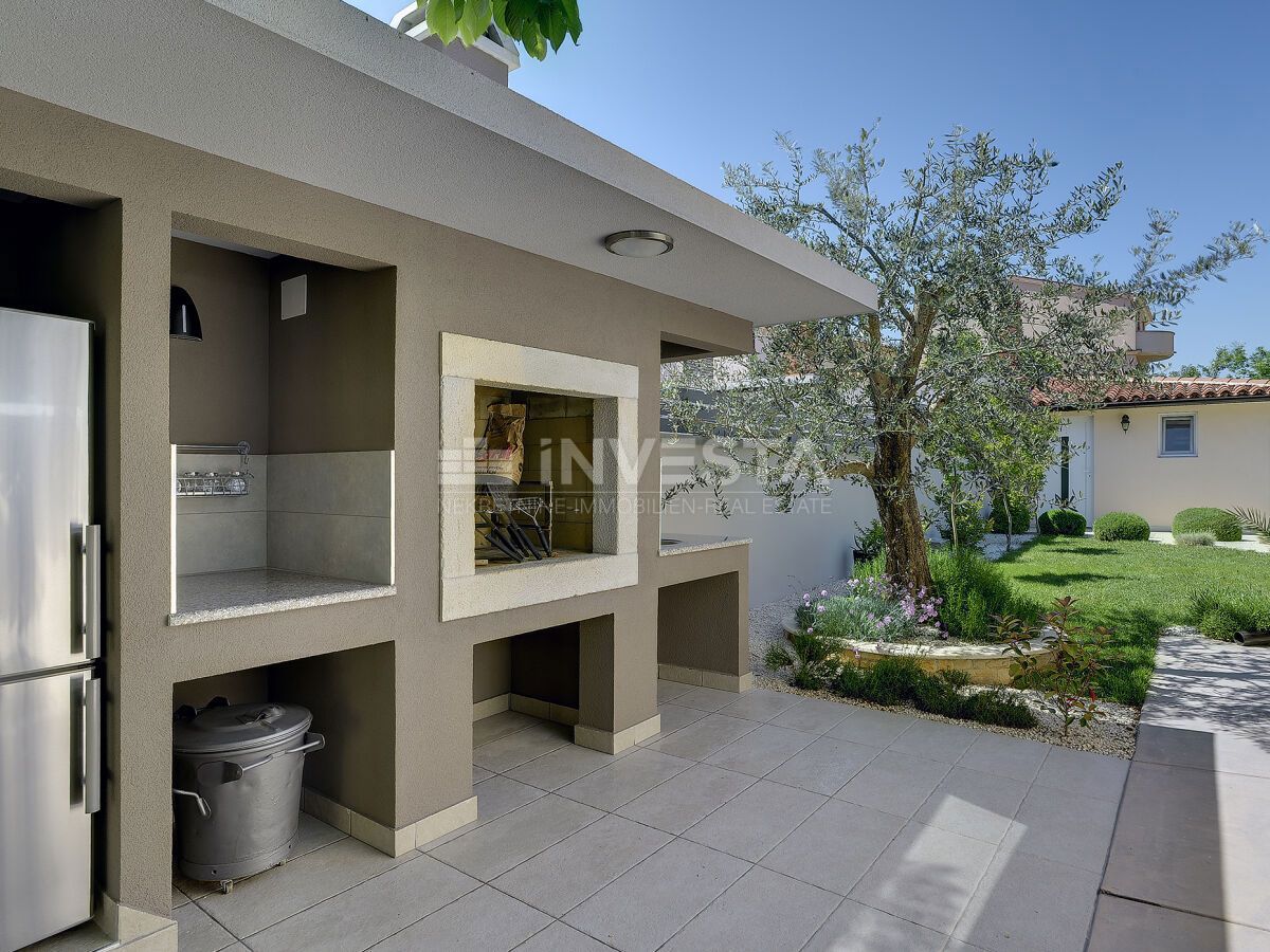 Casa con piscina e ampio giardino, vicino al mare