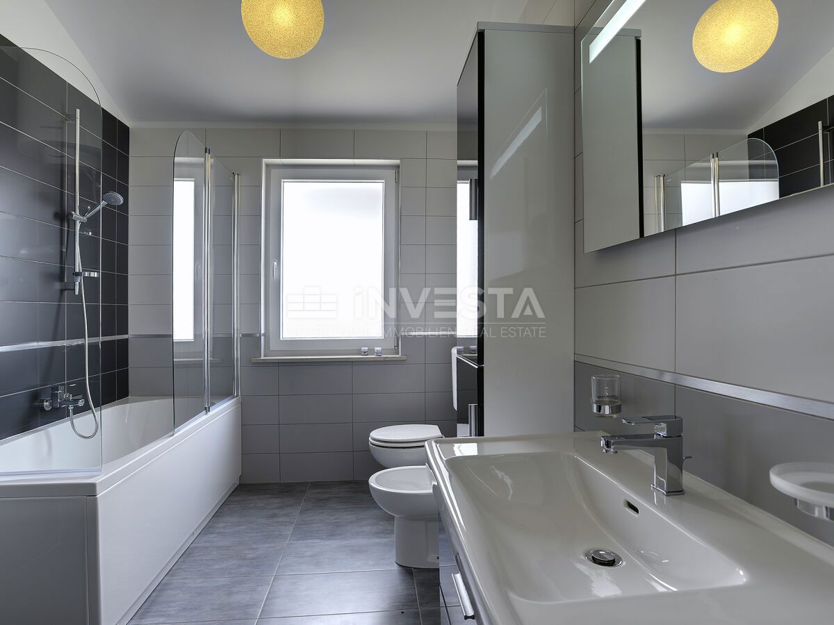 Casa con piscina e ampio giardino, vicino al mare