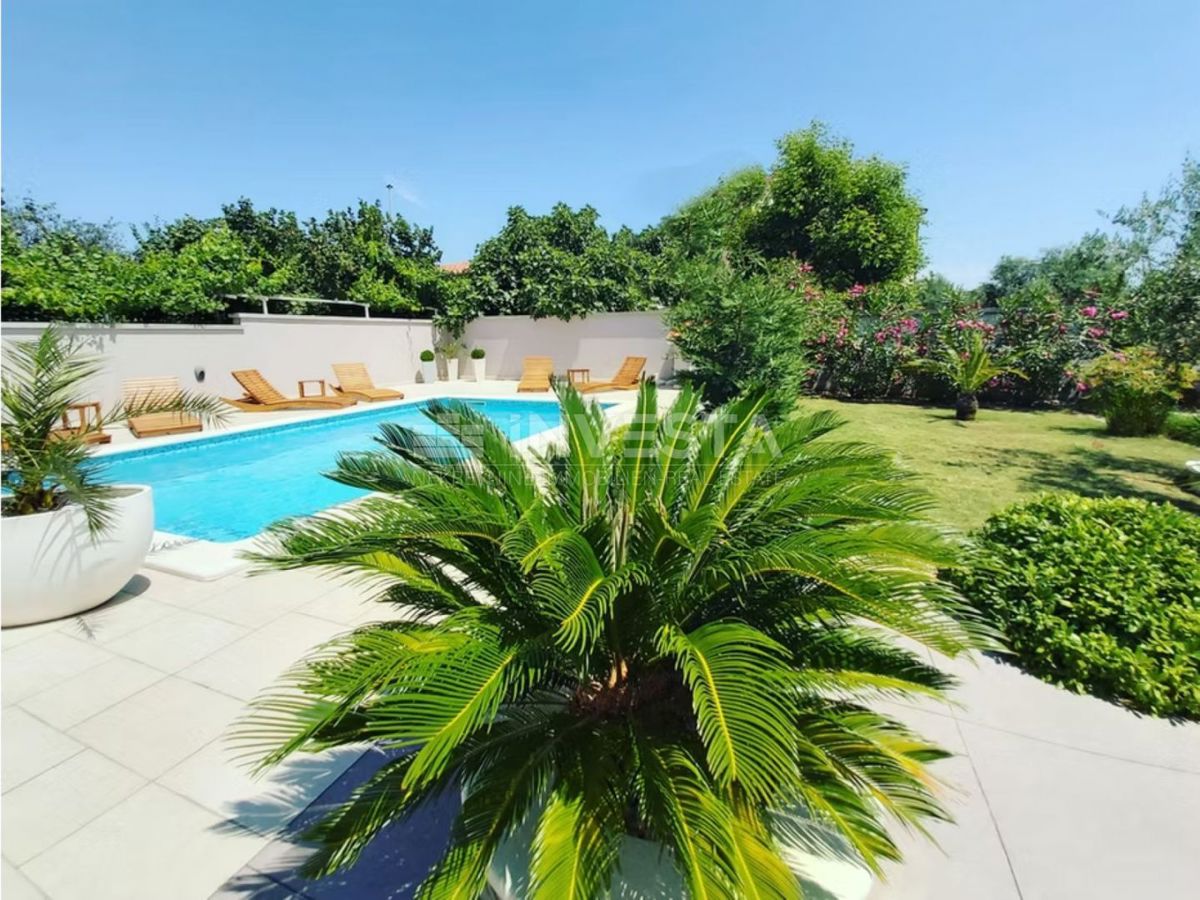 Casa con piscina e ampio giardino, vicino al mare