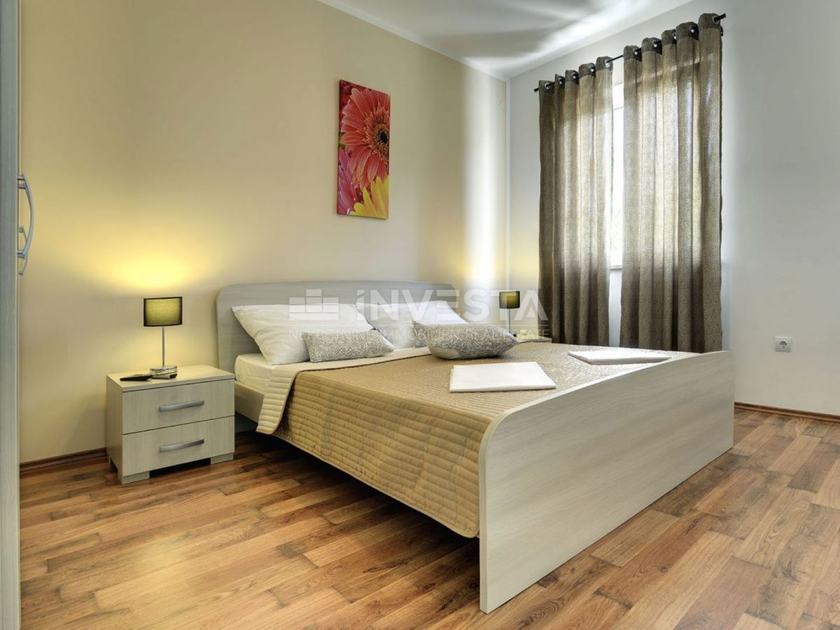 Casa con piscina e ampio giardino, vicino al mare