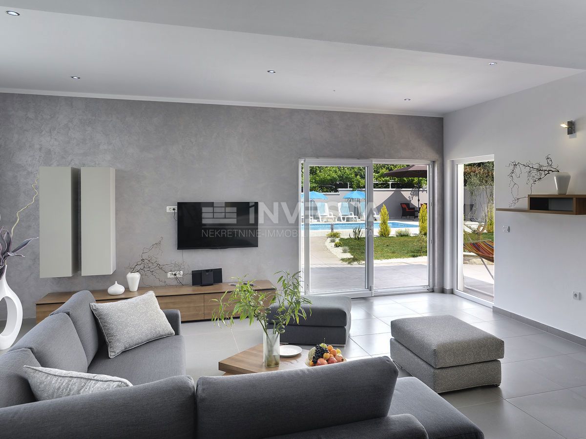 Casa con piscina e ampio giardino, vicino al mare