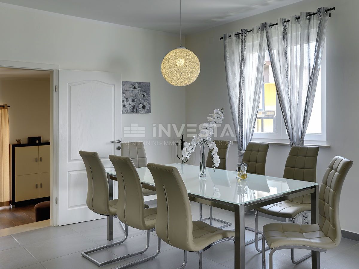 Casa con piscina e ampio giardino, vicino al mare