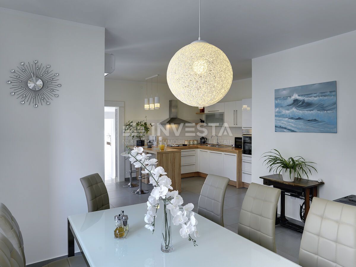 Casa con piscina e ampio giardino, vicino al mare