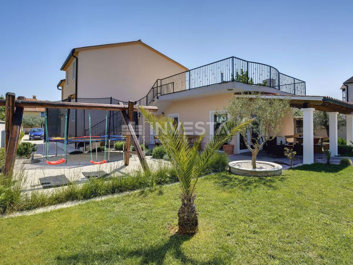 Casa con piscina e ampio giardino, vicino al mare