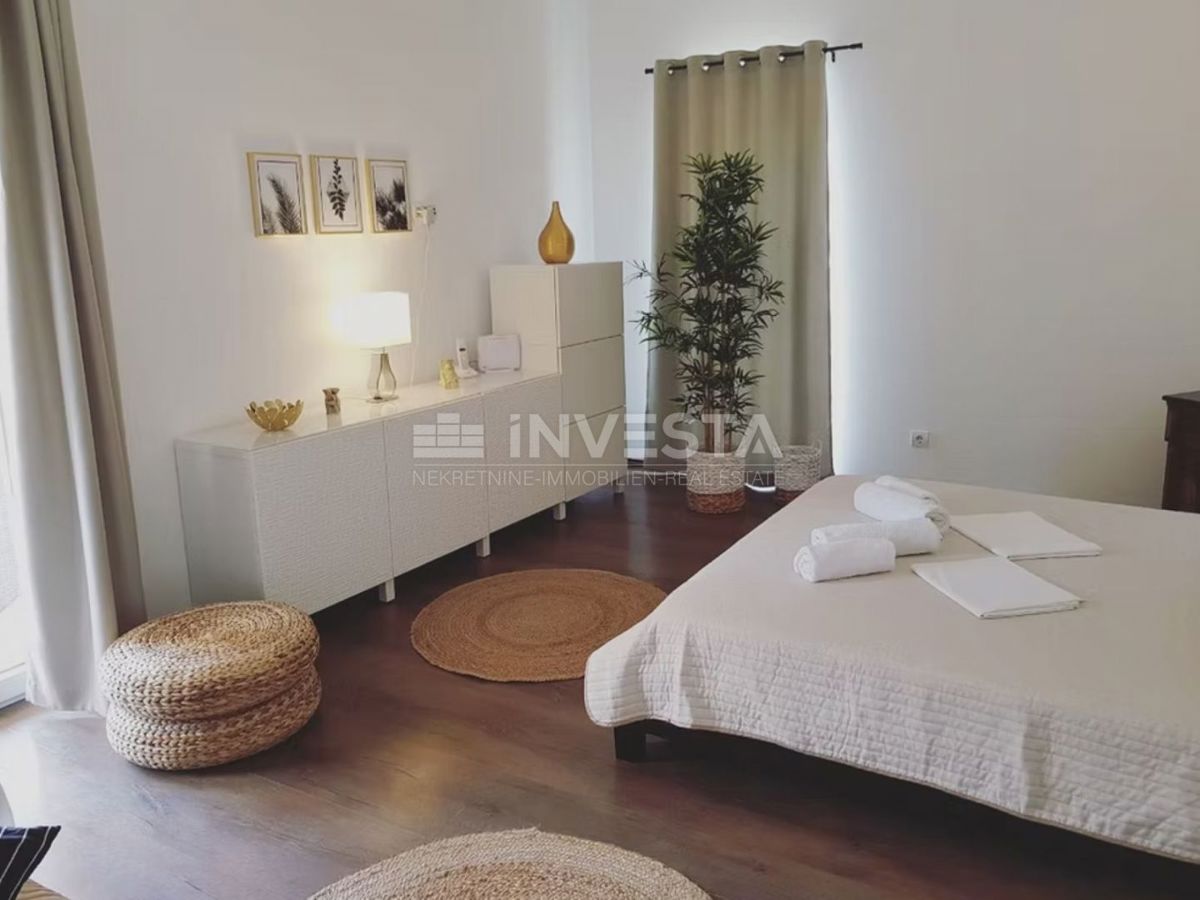 Casa con piscina e ampio giardino, vicino al mare