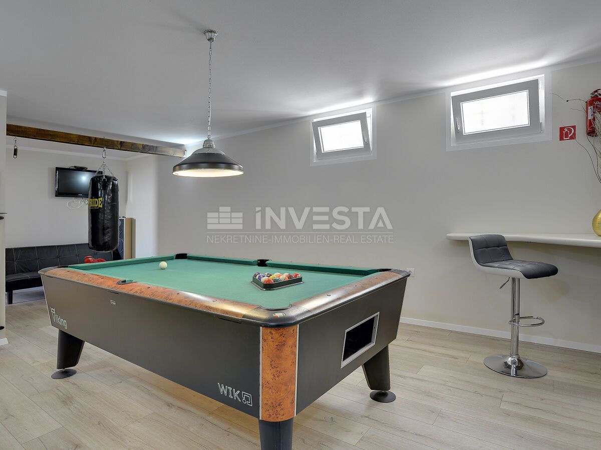 Casa con piscina e ampio giardino, vicino al mare