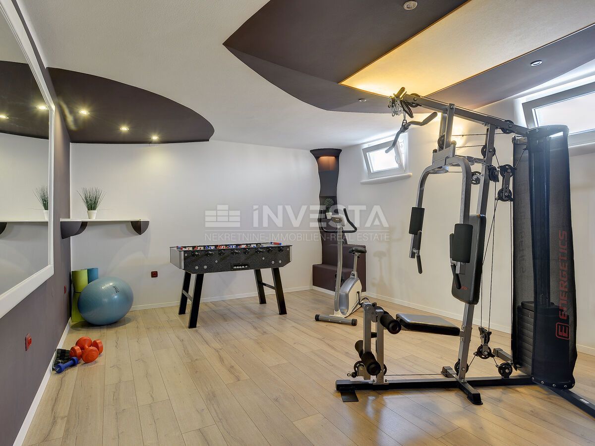 Casa con piscina e ampio giardino, vicino al mare