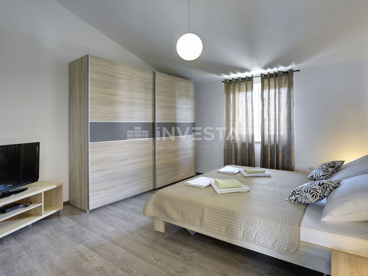 Casa con piscina e ampio giardino, vicino al mare