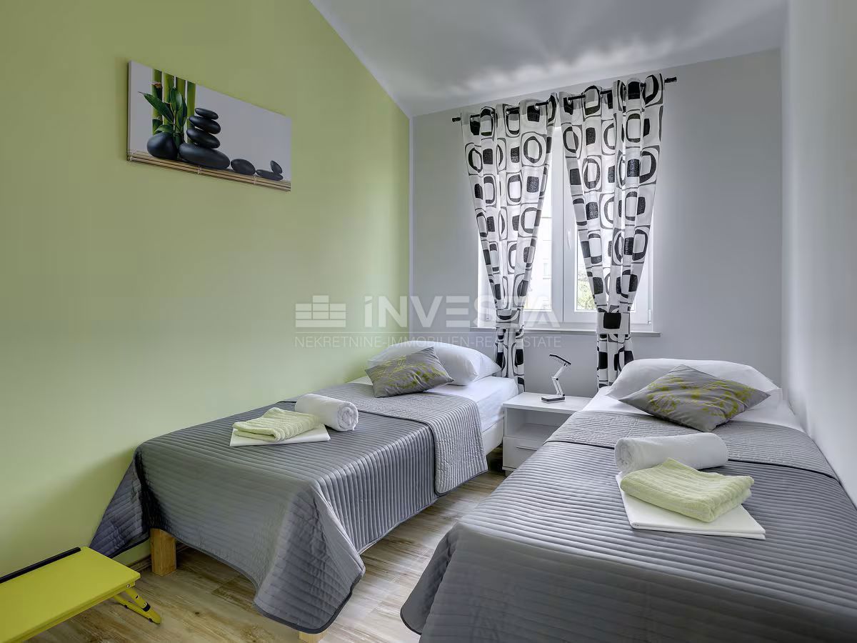 Casa con piscina e ampio giardino, vicino al mare