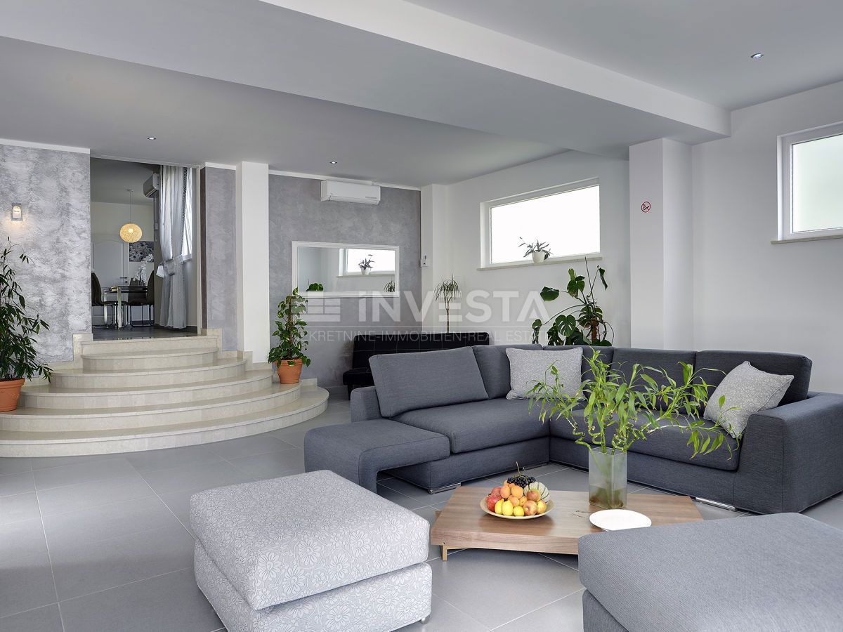 Casa con piscina e ampio giardino, vicino al mare