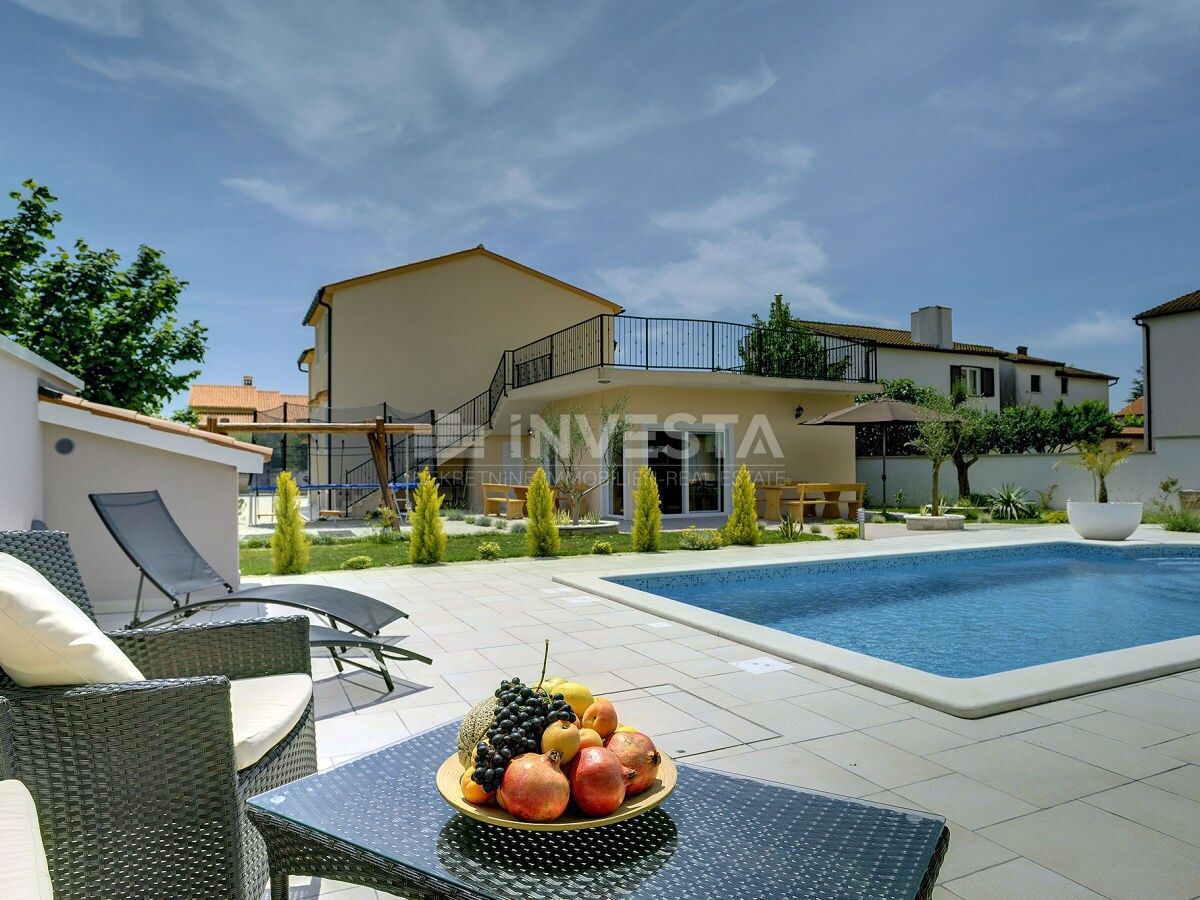 Casa con piscina e ampio giardino, vicino al mare