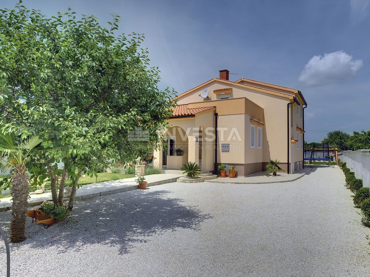 Casa con piscina e ampio giardino, vicino al mare