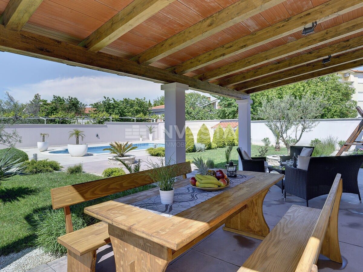 Casa con piscina e ampio giardino, vicino al mare