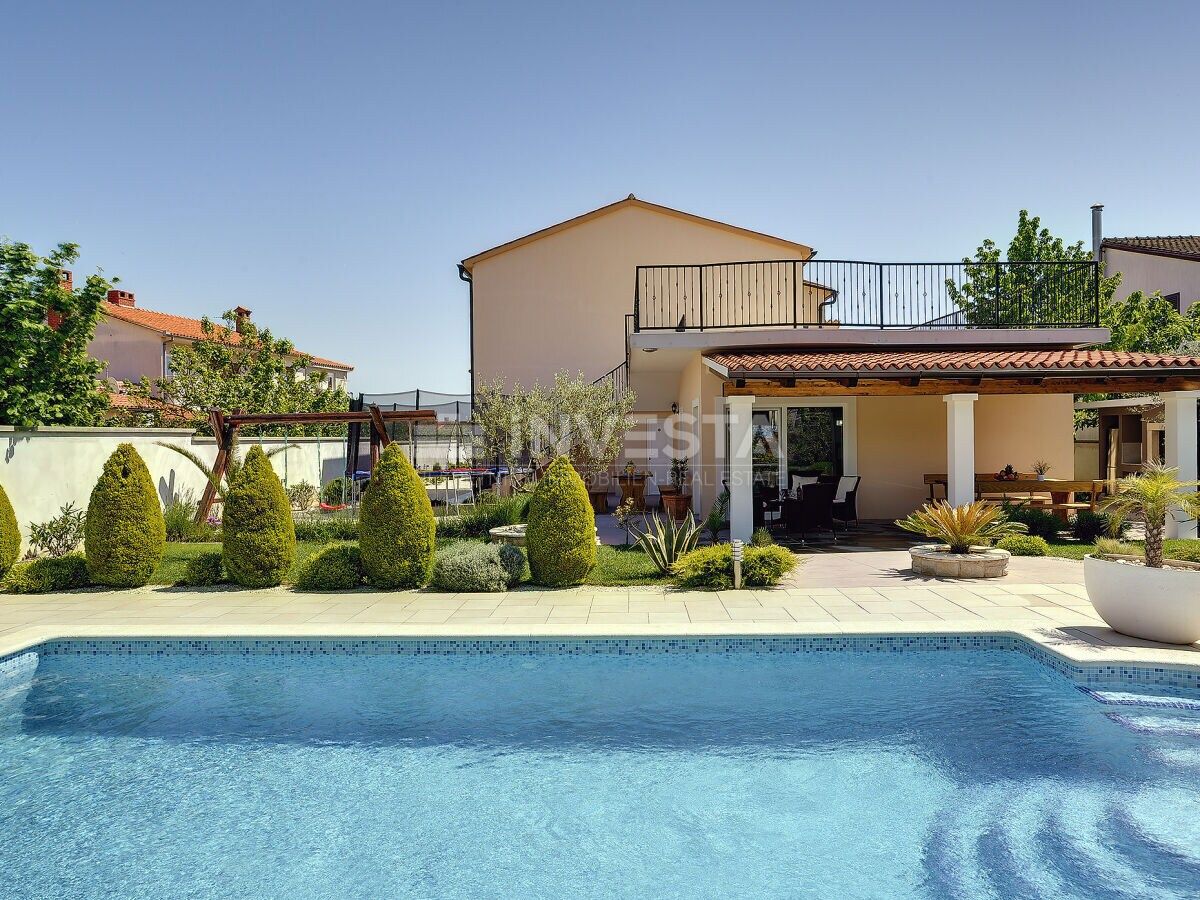 Casa con piscina e ampio giardino, vicino al mare