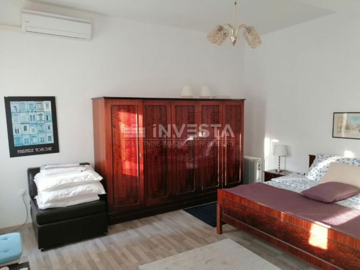 Dintorni di Marzana, casa rustica istriana in pietra con piscina