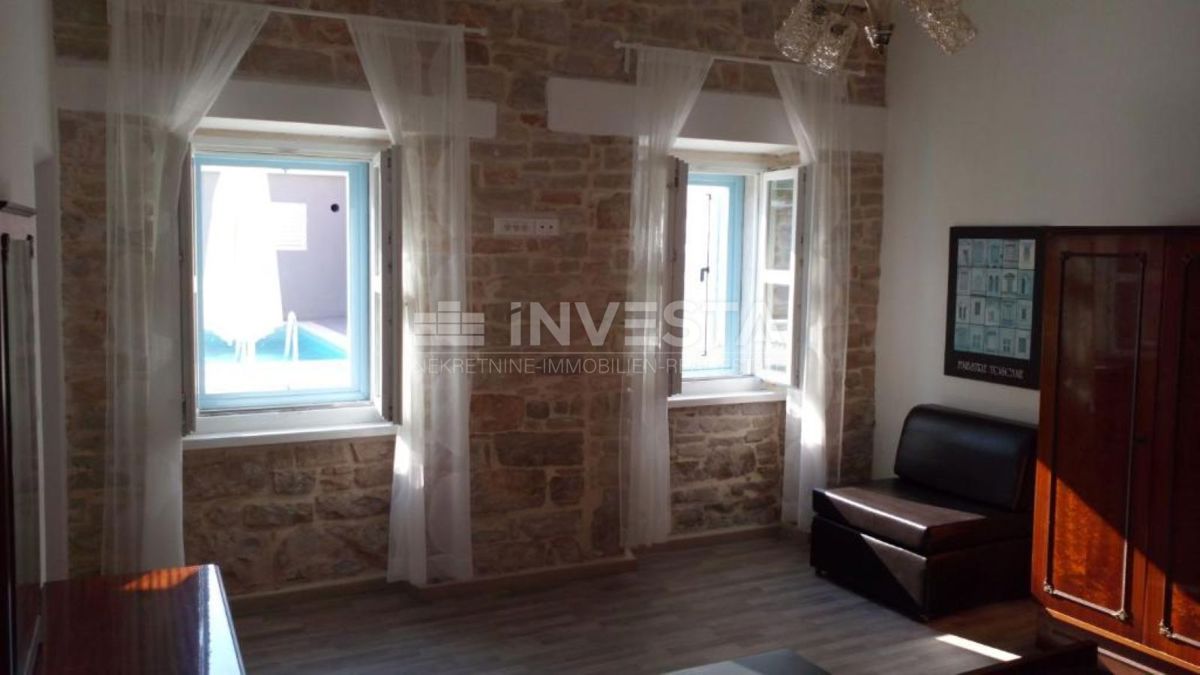 Dintorni di Marzana, casa rustica istriana in pietra con piscina