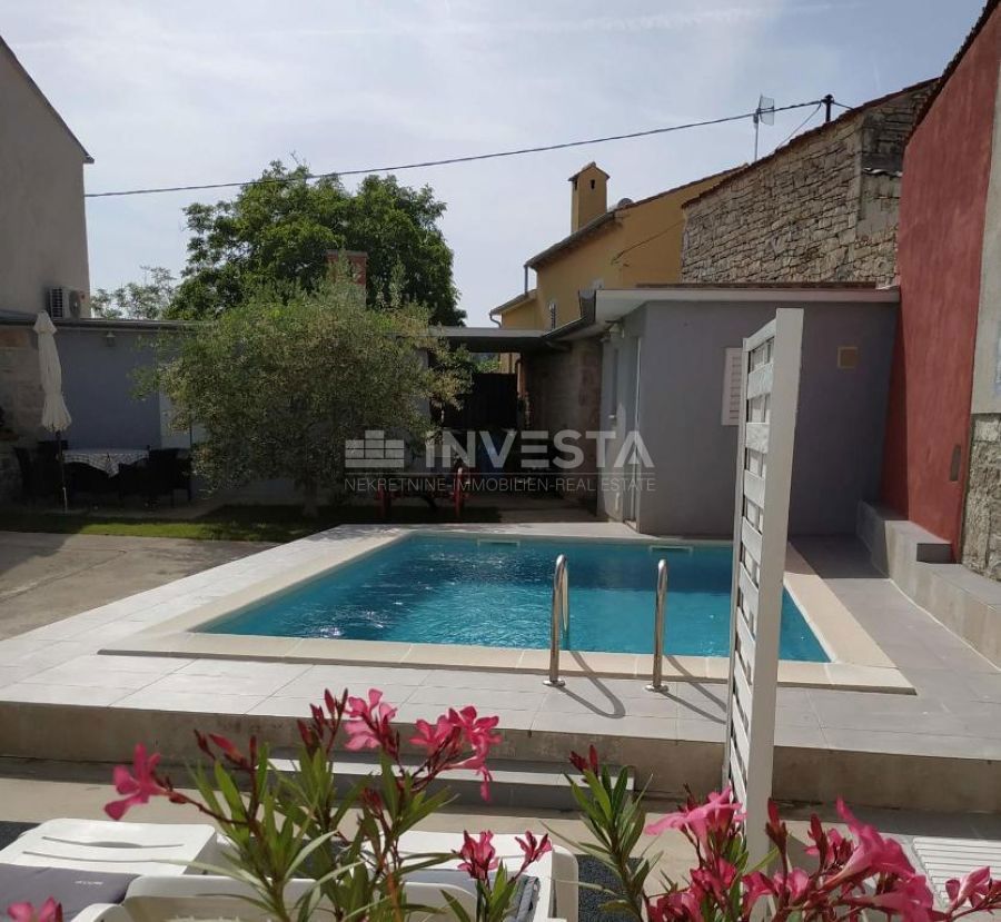 Dintorni di Marzana, casa rustica istriana in pietra con piscina