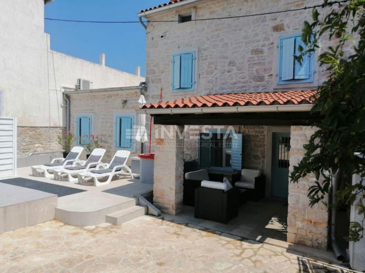 Dintorni di Marzana, casa rustica istriana in pietra con piscina