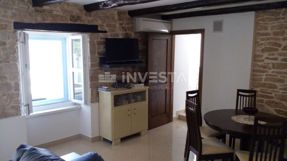 Dintorni di Marzana, casa rustica istriana in pietra con piscina