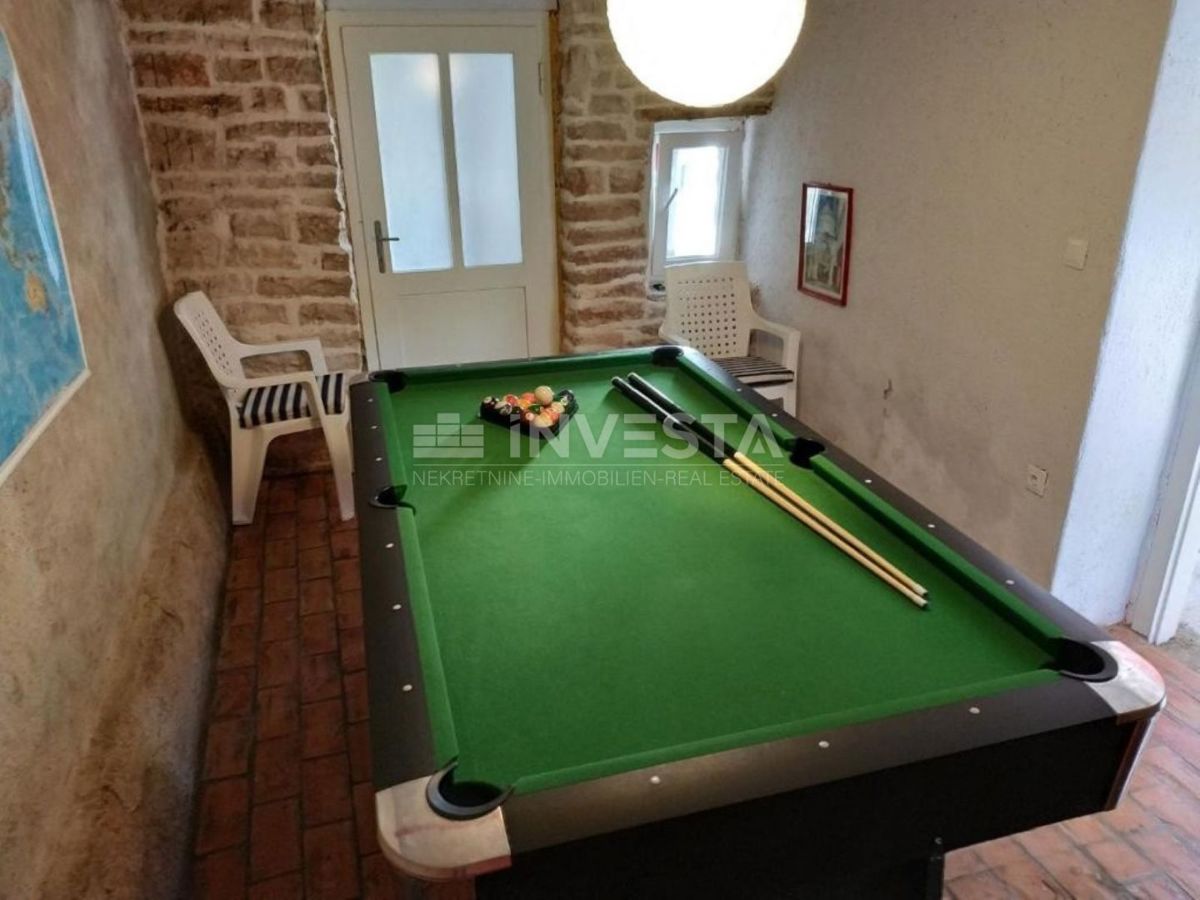 Dintorni di Marzana, casa rustica istriana in pietra con piscina