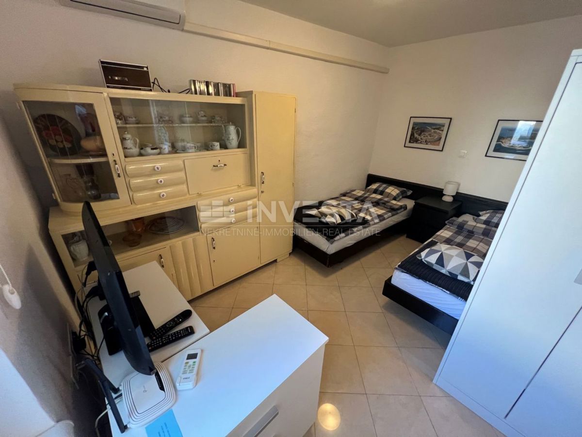 Dintorni di Marzana, casa rustica istriana in pietra con piscina