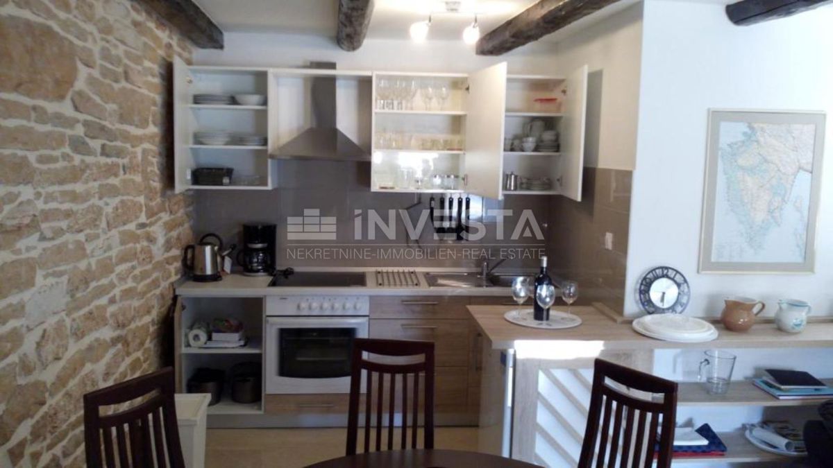 Dintorni di Marzana, casa rustica istriana in pietra con piscina