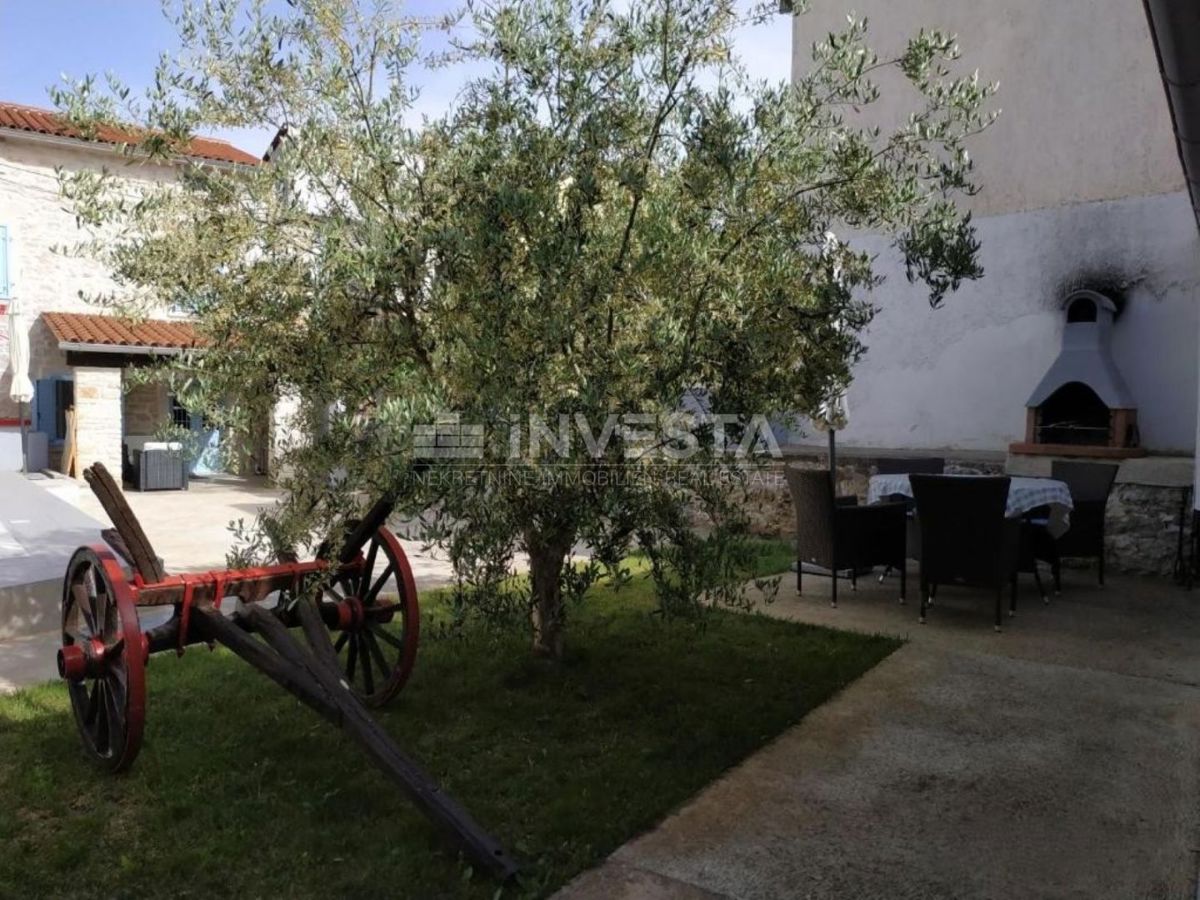 Dintorni di Marzana, casa rustica istriana in pietra con piscina