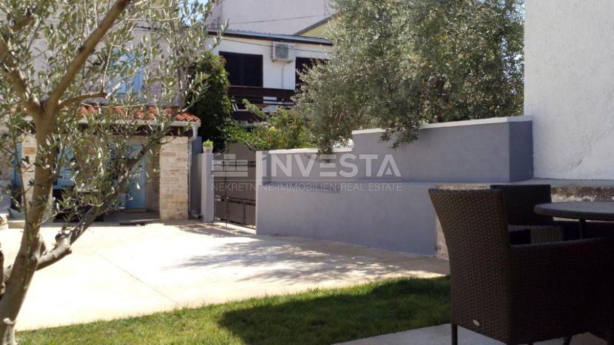 Dintorni di Marzana, casa rustica istriana in pietra con piscina